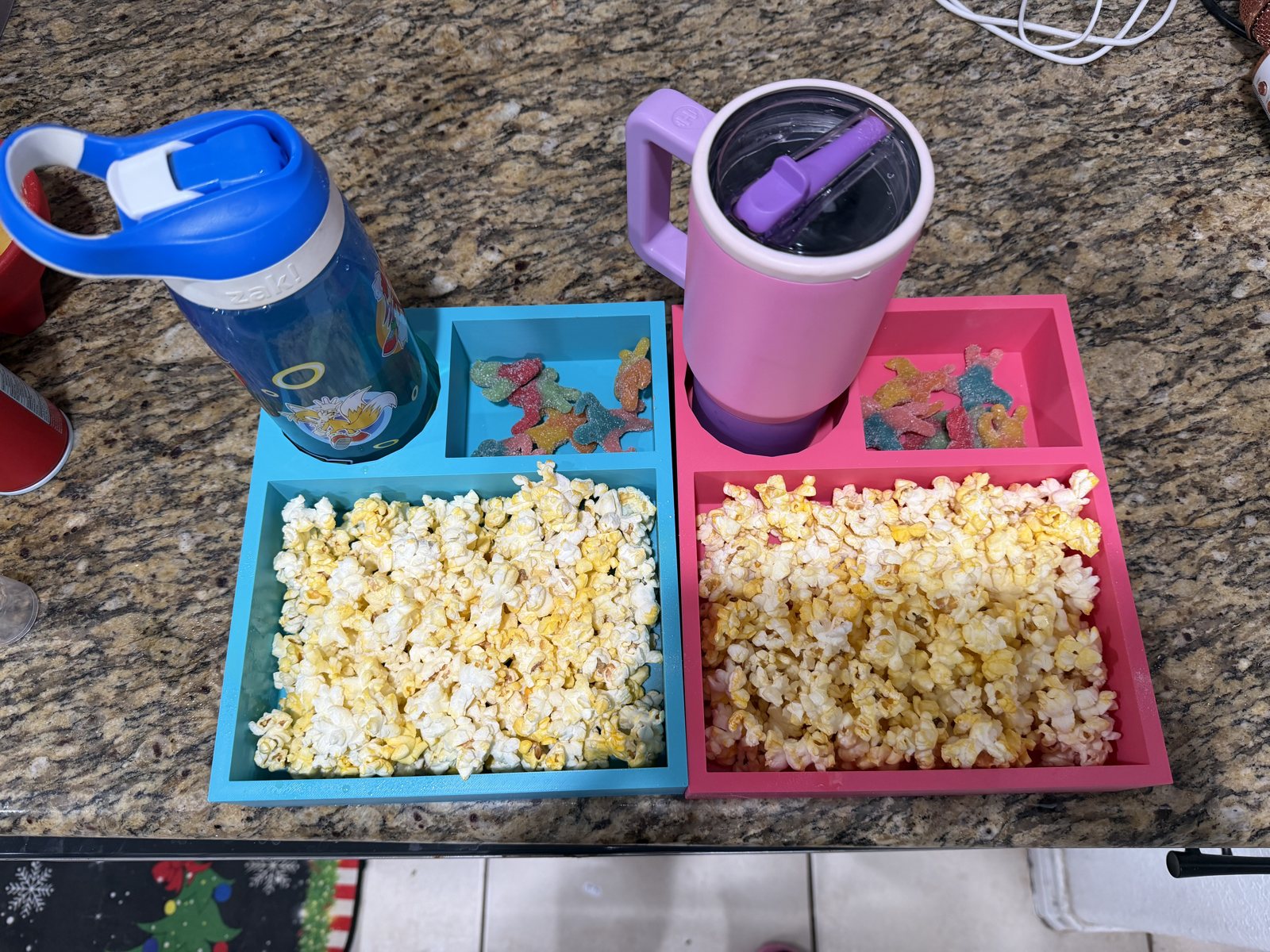 Printed cup and snack organizers in blue and pink