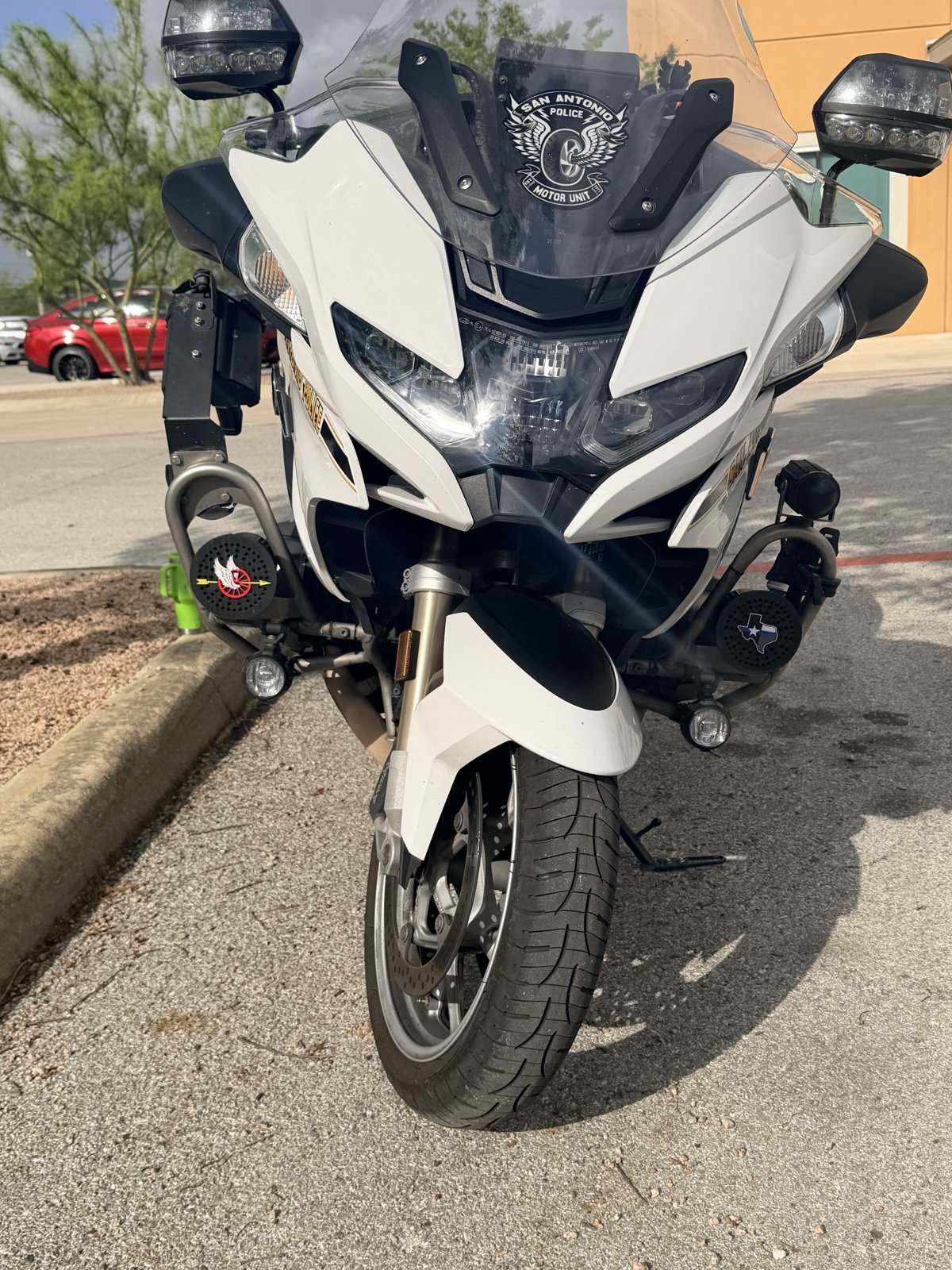 Police motorcycle with front-mounted custom siren cover